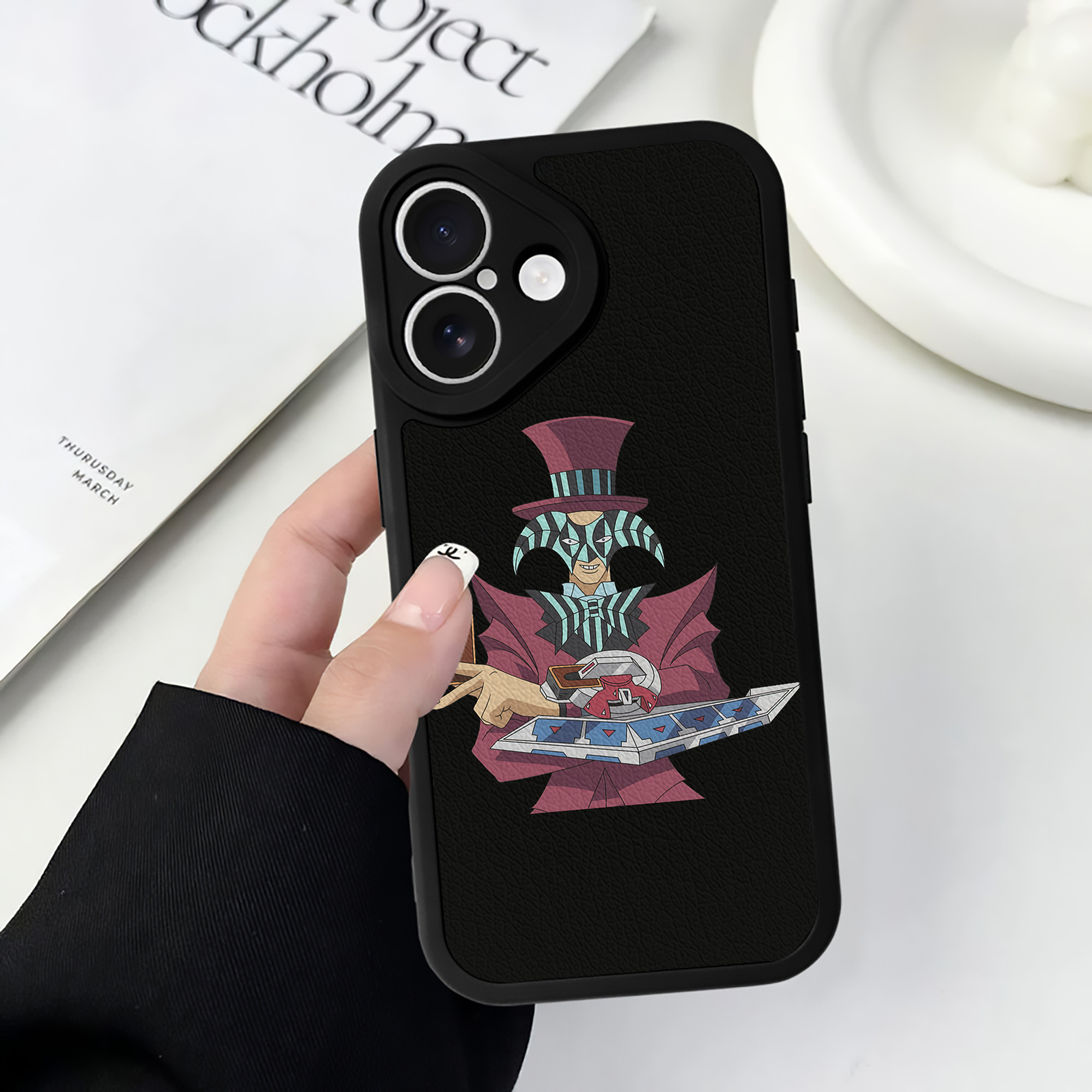 （画像用） 遊☆戯☆王 Yu-Gi-Oh! 【iPhone 16シリーズ対応】シリコンスマホケース（レザー調） 材質：シリコン